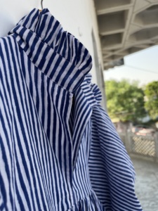 Blusa de Algodón a Rayas Blancas y Azul Marino para Mujer con Cuello con Volantes, Mangas Abullonadas, Puños con Lazos y Parte Superior Tipo Peplum - Product Image 3