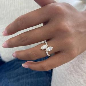Anillo Toi et Moi con diamante talla marquesa en oro amarillo macizo con banda pavé, anillo de compromiso con diamante cultivado en laboratorio, diseño moderno de bypass abierto. - Product Image 1