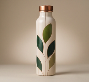 Venta al por mayor directa de fábrica: Botella decorativa de cobre esmaltado con elegante motivo de hoja verde, para bebidas ayurvédicas, a prueba de fugas. - Product Image 1