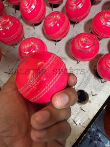 Ball de cricket en cuir rose de haute qualité, durable, 156 g, idéal pour les jeux T2O en extérieur, logo personnalisé, livraison directe d'usine. - Product Image 2