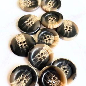 Botón de cuerno de buey negro personalizado con sombra blanca natural Accesorios de moda de lujo Ágata - Product Image 3