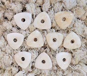 Recién llegado, juego de 10 púas de guitarra de hueso de camello con orificio en forma de corazón para un mejor agarre - Product Image 3