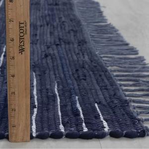 Tapis en laine écologique tissé à la main en indigo foncé avec motif abstrait |   Tapis de sol en laine naturelle à poils ras, fabriqué artisanallement - Product Image 2