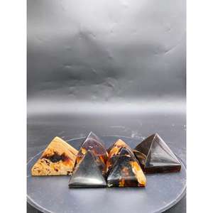 Pyramide en ambre indonésien poli de taille personnalisée 5 cm Sculpture naturelle de Sumatra - Product Image 1