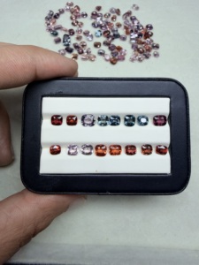 Gema de espinela sintética multicolor creada en laboratorio, corte ovalado |   Piedras Preciosas al por Mayor de Alta Calidad PANJSHIR GEMS INTERNATIONAL - Product Image 3