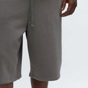 Pantalones cortos de color sólido para hombre con diseño de logotipo personalizado y ajuste cómodo, cintura elástica, diseño moderno y material transpirable a precio económico. - Product Image 4