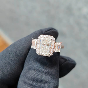 Anillo de Diamantes de Corte Radiante de Lujo en Oro Rosa con Piedras Laterales, Elegante Joya de Compromiso para Mujer, Estilo Premium Personalizado - Product Image 1