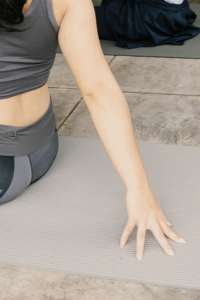 Tapis de yoga classique en caoutchouc double couche, conçu pour un confort accru, une meilleure adhérence et une durabilité accrue, parfait pour le yoga quotidien. - Product Image 2