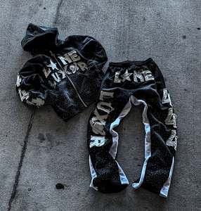 Ensemble survêtement homme streetwear personnalisé, comprenant un sweat à capuche zippé surdimensionné à strass et un pantalon de survêtement baggy, avec broderie de patchs et effet délavé à l'acide - Product Image 3