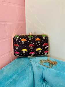 Bolso de mano negro bordado con forma de hongo, con detalles de diamantes de imitación, cadena dorada, bolso de noche, bolso de fiesta para mujer - Product Image 1
