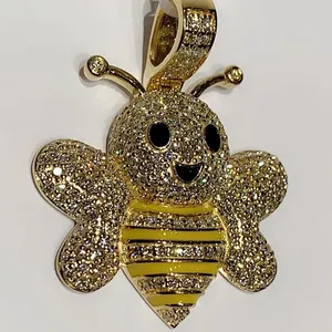 Colgante Unisex de Abeja con Moissanita Redonda de 2.50Ct, Chapado en Oro Amarillo de 14k - Product Image 3