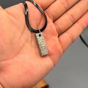 Couteau de chasse artisanal en acier inoxydable BA Enterprises, pendentif de collier, qualité industrielle, taille et épaisseur personnalisables - Product Image 1
