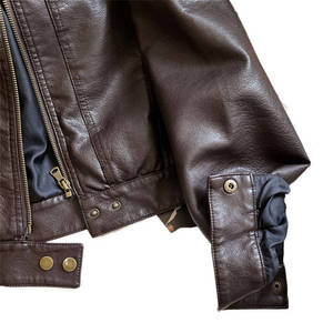 Chaqueta de Motociclista Corta para Mujer, de Cuero Vacuno Marrón, Estilo Vintage, Resistente al Viento, con Cuello Alto y Cierre de Cremallera - Product Image 4