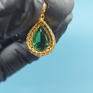 Pendentif en forme de goutte d'eau vert émeraude, pendentif halo serti de diamants, pendentif personnalisé en moissanite, pendentif en diamant poire, pendentif en argent 925 pour femme - Product Image 4