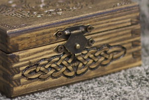Caja de Joyería Vikinga de Madera con Grabado a Mano de Nudos Celticos, Caja de Almacenamiento Decorativa para Tarot, Cofre para Guardar Recuerdos, Regalo - Product Image 2