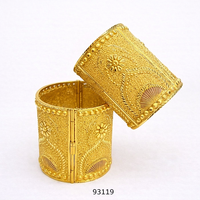 Bracelets Kada larges en alliage plaqué or 24 carats avec zircon, motif floral tendance et filigrane complexe, pour femme, de MOLL JEWELLERS – Cadeau de luxe
