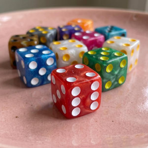 Dés à jouer en acrylique rouge translucide personnalisés D6, vente en gros, ensemble de dés standard à 6 faces pour jeux de société et casino, ensemble de dés en résine - Product Image 1