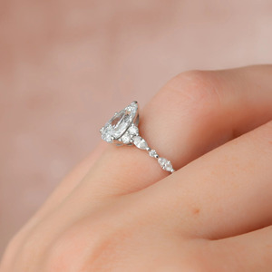 แหวนหมั้นเพชรทรงลูกแพร์สามเม็ดสุดหรู - Product Image 3