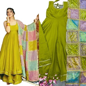 La elegancia se une a la tradición: el color del mehndi combinado con una dupatta multicolor bellamente bordada, perfecta para ocasiones festivas. - Product Image 1