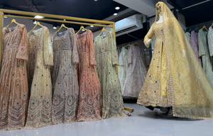 ชุดเลเฮนกาโชลีสีเหลืองสำหรับเจ้าสาว ประดับด้วยเลื่อมและงานปักด้าย ป้องกันแสงแดด แห้งเร็ว ระบายความชื้นได้ดี ทรงปกติ เหมาะสำหรับงานแต่งงานและงานพรอม - Product Image 3