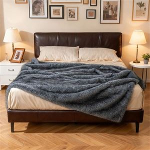Plaid en fausse fourrure de loup gris 740 GSM, double face, doublé polaire doux, 60"x80" - Product Image 5
