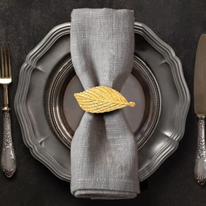 Porte-serviettes élégants en plumes dorées pour mariage, inspirés de la nature, décoration de table métallique de luxe, feuille d'or texturée - Product Image 6