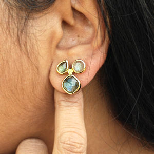 Pendientes al por mayor de gemas naturales, labradorita multicolor, aretes de latón chapados en oro de 18k, triple gema, par pequeño. - Product Image 4