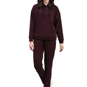 Ensemble de survêtement streetwear personnalisé pour femme, avec sweat à capuche court et pantalon de survêtement, doté d'appliques coupées et cousues, de broderies et de patchs effet usé - Product Image 1