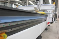 Routeur CNC M8 ATC 2500*1300mm avec 12 axes linéaires, magazine HQD9KW, servomoteur LNC Leadshine, vis Hiwin TBI et déchargement automatique pour le travail du bois
