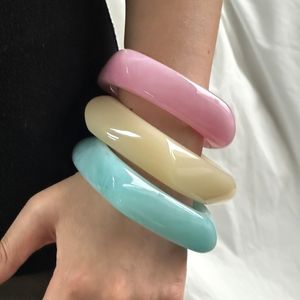 Bracelets larges ronds faits à la main pour femmes, bijoux de mode, joncs empilables en résine à surface lisse, manchettes en acrylique couleur bonbon - Product Image 1