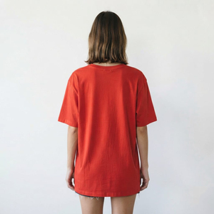 Camisetas personalizadas de manga corta para mujer, cuello en V, holgadas, informales, de color rojo intenso. - Product Image 3