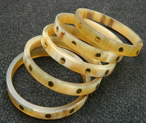 Bracelet artisanal en corne de buffle blanc antique, thème animalier, bijoux faits à la main avec un design d'amour pour femmes, meilleur bracelet en provenance de l'Uttar Pradesh - Product Image 1