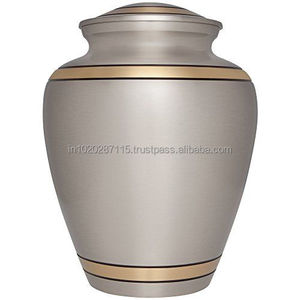 Achetez une urne artisanale en laiton pour adultes pour la crémation de cendres humaines pour le stockage commémoratif avec un élégant design intemporel - Product Image 3