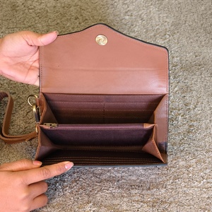 Cartera de Mano de Cuero Venus, Diseño de Lujo, Tallada a Mano, con Protección RFID, Gran Capacidad, Cierre de Botón - Product Image 3