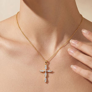 Pendentif Croix Plaqué Or Rose avec Cristaux de Laboratoire Taille Brillant Sertis Griffe, Collier Unisexe Tendance Religieux - Product Image 2