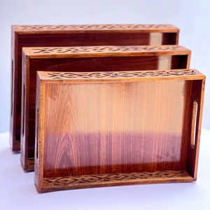 Ensemble de plateaux en bois rustique, plateaux de service en sheesham faits à la main avec bords sculptés - Product Image 1