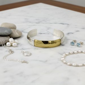 Bracelet manchette bicolore en laiton - Jonc martelé en métal or et argent mélangés - Bijou artisanal à manchettes ouvertes pour femme - Product Image 5