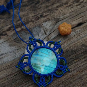 Collar de Macramé Hecho a Mano con Labradorita, Hilo Azul, Colgante Boho, Cordón Ajustable, Joyería de Piedras Naturales, Regalo - Product Image 1