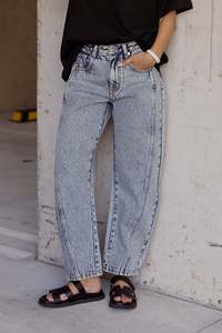 Jean en denim délavé clair taille mi-haute pour femme, coupe ample à jambe large, en coton écologique résistant à la décoloration, léger - Product Image 2