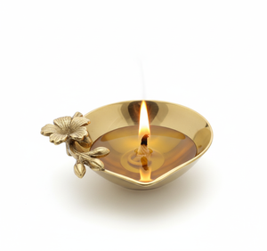 Lampe à huile traditionnelle en laiton, Diya ronde avec décor floral, artisanat métallique pour les cérémonies religieuses de Diwali, Noël et Ramadan - Product Image 3