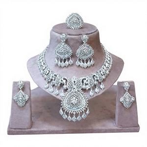 Conjunto de Joyería Nupcial de 4 Piezas con Collar de Filigrana Intrincada en Forma de Lágrima, Pendientes de Araña a Juego y Anillo de Marquesa 63063 - Product Image 1