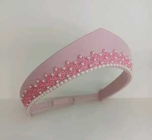 Diadema de satén rosa con encaje y perlas, acolchada, para mujer, para bodas y fiestas, hecha a mano, con corona puntiaguda, banda ancha para el cabello, estilo Alice. - Product Image 1