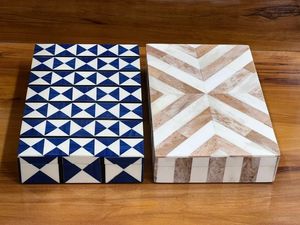 Caja Organizadora de Joyas de Resina Hecha a Mano con Incrustaciones, Multi-Capacidad, Diseño de Triángulos y Chevron en Azul y Blanco - Product Image 1
