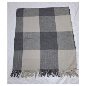 Manta Gris Claro para Cama Doble con Tela Premium para una Experiencia de Sueño Invernal Confortable - Product Image 2