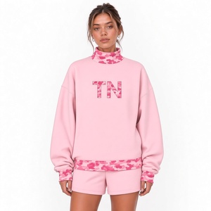 ชุดเสื้อสเวตเตอร์คอเต่าลำลองสำหรับผู้หญิง สีชมพูลายพราง พร้อมกางเกงขาสั้นพิมพ์ลายตัวอักษร TN ชุดเซ็ต 2 ชิ้น - Product Image 1