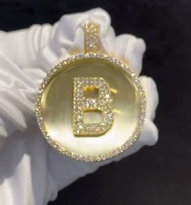 Colgante de Moissanita Redonda de 4 Quilates Chapado en Oro Amarillo de 14K, Disco Personalizable con Nombre para Fiestas - Product Image 1