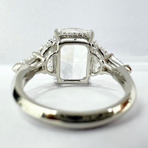 Anillo de Compromiso con Diamante Cultivado en Laboratorio, Corte Cojín Alargado, 10.35 CTW, Certificado por IGI, Oro Blanco de 18k, Anillo de Novia con Cinco Diamantes - Product Image 5