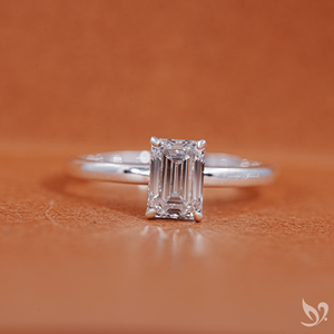 แหวนหมั้นเพชรทรงเหลี่ยมมรกต 1 กะรัต เพาะเลี้ยงในห้องปฏิบัติการ ได้รับการรับรองจาก IGI ตัวเรือนทองคำแท้ 10k ประดับเพชรเม็ดเดี่ยว - Product Image 1