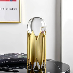 Statue Couronne Contemporaine en Métal Doré Tubulaire avec Boule de Cristal Haute Clarté pour Décoration de Bureau de Direction - Product Image 1