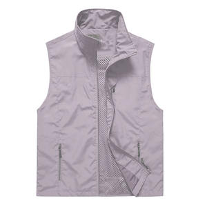 Chaleco para hombre versátil, seguro, de alta calidad, personalizado, antipilling, con múltiples bolsillos, moderno, resistente al agua, suave al tacto, tipo softshell. - Product Image 1